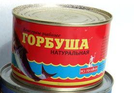 Крабовые палочки и банку с горбушей достать из холодильника.