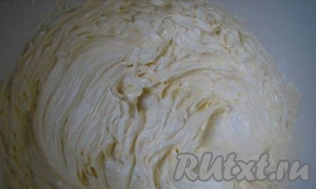 Сливочное масло нарезать на кусочки, добавить оливковое, влить сливки, взбить миксером до однородности.