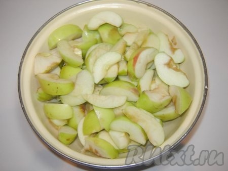 Яблоки промыть, разрезать на кусочки, удалить косточки.