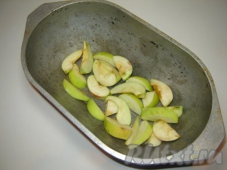 Выложить в утятницу слой яблок.