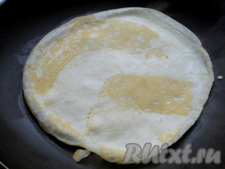 Жарить блинчики обычным способом с двух сторон до золотистого цвета на раскаленном растительном масле.
