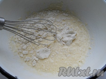 Перемешать все, добавить соль, сахар, соду, гашеную лимонным соком и просеянную муку. Хорошо взбить венчиком. Тесто должно быть и не слишком жидким, и не слишком густым.