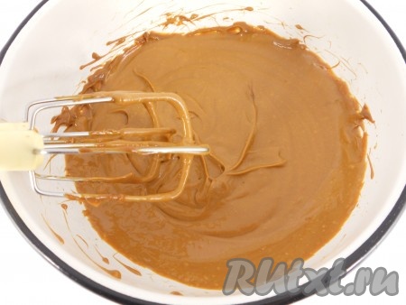 Сгущеное молоко взбить миксером с размягченным сливочным маслом и сметаной.
