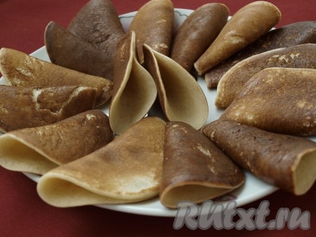 Слегка остывшие блинчики сгибаем пополам и склеиваем до половины, просто прижимая пальцами (хотя при желании катаеф можно делать и полностью закрытым).
