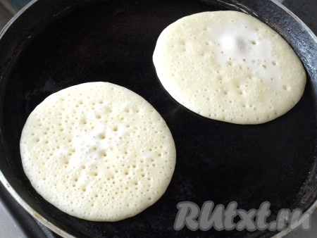 Наливаем на разогретую, ничем не смазанную сковороду по половине половника теста. Когда поверхность блинчика перестанет быть влажной, сразу снимаем со сковороды, поддевая лопаткой.
