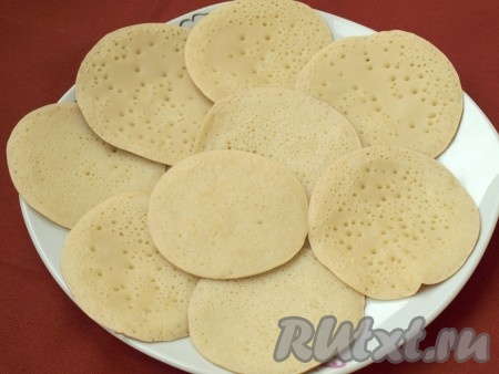 Раскладываем блинчики на блюде. Горкой (один на другой) складывать арабские блинчики нельзя, они могут склеиться.
