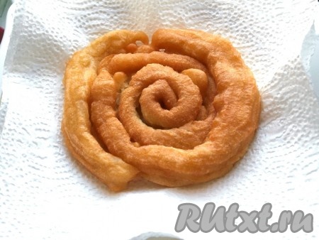 Готовые блинные кружева снимаем со сковороды и выкладываем на салфетку, чтобы убрать лишнее масло.
