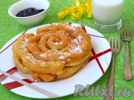 Готовые блинчики посыпаем сахарной пудрой и подаём десерт к столу. Взбитые сливки или варенье станут прекрасным дополнением к этому блюду.
