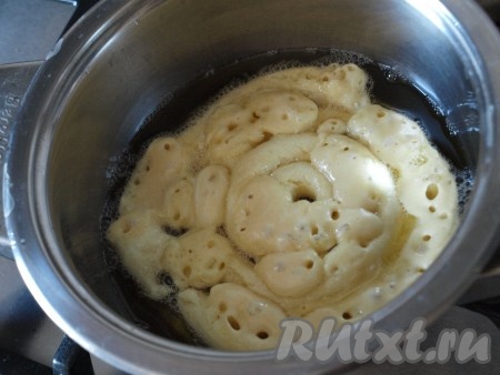 Тесто помещаем в кулёк (или в кондитерский мешок). В кастрюльке (или сотейнике) хорошо разогреваем растительное масло и выдавливаем тесто по спирали прямо в масло. Блинные кружева готовятся в большом количестве растительного масла. В процессе приготовления спирали увеличиваются в размерах. Блинчик обжариваем с двух сторон.
