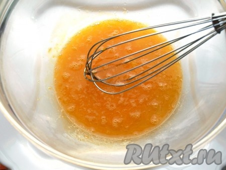 Яйцо взбиваем с сахаром и солью.
