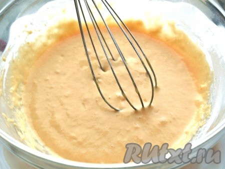 Постепенно&nbsp; добавляем муку, смешанную с разрыхлителем, и перемешиваем. Тесто для блинных кружев получится, как густая сметана.
