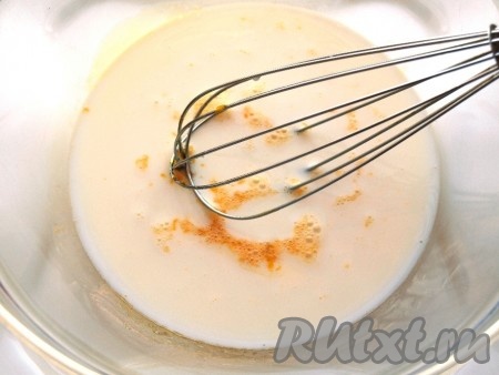 В полученную яичную смесь добавляем молоко и тщательно перемешиваем.
