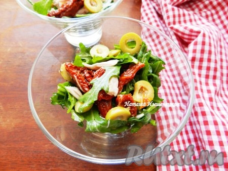 Яркий, вкусный, аппетитный салат с курицей и вялеными помидорами готов.