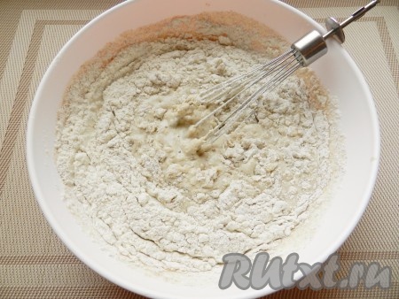 
&nbsp;Постепенно добавить оба вида муки и замесить тесто.