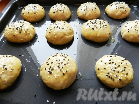Каждую ржаную булочку смазать желтком, посыпать кунжутом и оставить на 15-20 минут.
