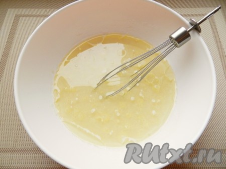 В подошедшую опару влить оставшуюся воду и растительное масло, перемешать. Добавить нарезанный лук.