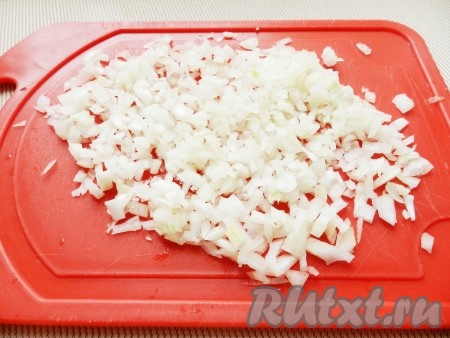 Лук очистить и мелко нарезать.