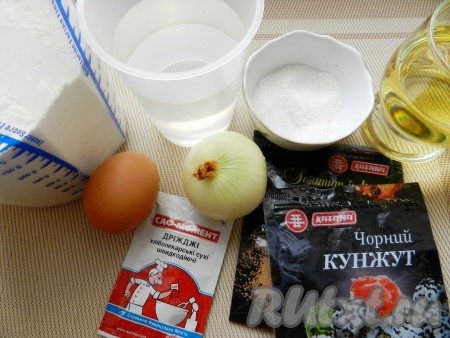 Подготовить продукты для приготовления ржаных булочек.