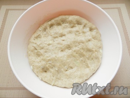 Накрыть миску с тестом полотенцем и убрать в теплое место для подхода на 1 час.