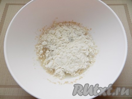 В 1/2 стакане воды растворить соль и сахар, развести дрожжи. Добавить 2 столовые ложки просеянной пшеничной муки, перемешать, чтобы не было комочков, и оставить для подхода на 20 минут.