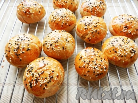 Духовку разогреть до 200 градусов и выпекать ржаные булочки в течение 25-30 минут. Готовые булочки переложить на решетку для остывания.