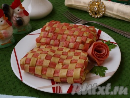 Аккуратно заворачиваем блинчики и подаём к столу. Сытно, вкусно и эффектно!
