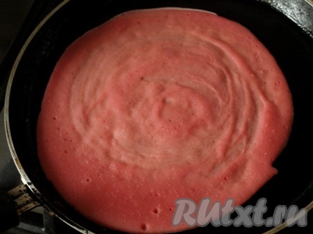 Готовим 4 свекольных блинчика.
