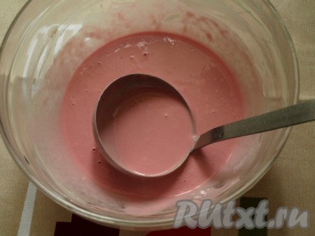 К яйцу, взбитому с солью и сахаром, добавляем воду и молоко. Хорошо перемешиваем и начинаем постепенно добавлять муку с содой, продолжая перемешивать. Полученную массу хорошо перемешиваем. На разогретой сковороде, смазанной растительным маслом, готовим 4 светлых блина (как обычно, с двух сторон). В оставшееся тесто добавляем свекольный сок&nbsp;(можно взять или свежевыжатый свекольный сок, или сок, выжатый из варёной свеклы) и хорошо перемешиваем.