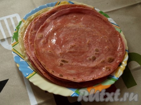 Смазываем блины сливочным маслом.
