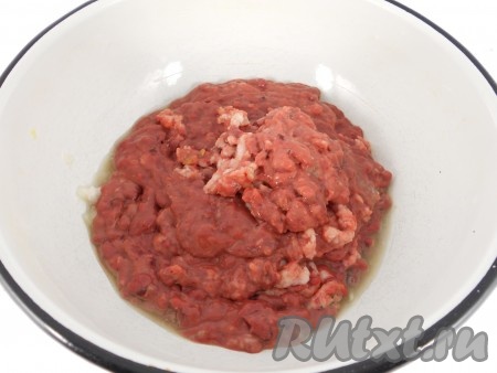 Лук очистить. Перекрутить печёнку, сало и лук на мясорубке.