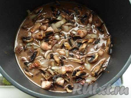 За 15 минут до готовности мяса на сковороде растапливаем шпик и обжариваем на нём 15 минут мелко нарезанные шампиньоны и белый лук (я снова заменила белый лук репчатым). Смесь грибов и лука отправляем в кастрюлю к говядине и тушим всё вместе 10 минут. Говядина по-бургундски готова (готовность можно проверить, проткнув мясо вилкой).
