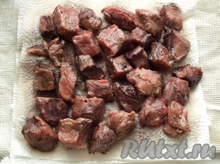 По прошествии времени вынимаем говядину из маринада и обсушиваем бумажными полотенцами. Оставшийся маринад процеживаем.
