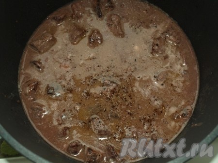 Растапливаем в сковороде 20 грамм сливочного масла, добавляем жир, оставшийся от жарки мяса, 1 столовую ложку муки и тщательно перемешиваем. Процеженный маринад доводим до кипения, добавляем в него зажарку из муки, перемешиваем и переливаем в кастрюлю с говядиной. Солим, перчим, закрываем кастрюлю крышкой и тушим 1,5 часа на медленном огне говядину в вине.
