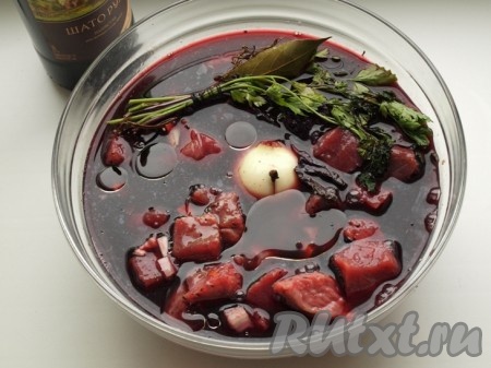 Посуду с мясом накрываем крышкой или пищевой плёнкой и оставляем мариноваться часов на 12 (не меньше).
