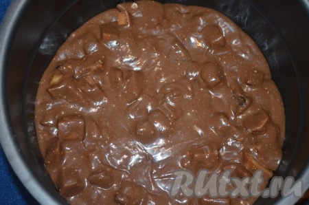 Выложить тесто в чашу мультиварки, смазанную маслом, крышку мультиварки закрыть, выставить на 40 минут режим "Выпечка". Мультиварки у всех разные, поэтому после окончания программы проверьте шоколадную шарлотку с яблоками на готовность, проколов тесто деревянной шпажкой (если шпажка останется сухой после прокола, значит доставайте шарлотку из чаши мультиварки, если же на шпажке будут следы теста, значит снова закрывайте крышку мультиварки и увеличивайте время выпечки). Готовый пирог достать из чаши мультиварки и полностью остудить.