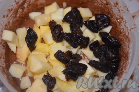 Яблоки очистить от семечек и кожуры, затем нарезать на кусочки. Добавить в тесто кусочки яблок. Я кроме яблок положила чернослив без косточек, нарезанный на кусочки (чернослив предварительно нужно промыть водой, залить кипятком минут на 5, затем обсушить на бумажном полотенце). Но это на любителя, можете чернослив не добавлять. Вмешать яблоки и чернослив в шоколадное тесто. Тесто получится однородным, похожим на сметану средней густоты.