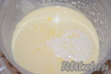 В миску влить кефир, всыпать в него соду, хорошо перемешать и оставить минут на 5, за это время произойдёт реакция соды в кислой среде и на поверхности кефира образуются пузырьки. В отдельной посуде яйца взбить с сахаром в течение 7 минут (масса должна увеличиться в объёме и посветлеть). Влить к яйцам кефир и положить размягчённое (комнатной температуры) сливочное масло, взбить миксером до однородности.