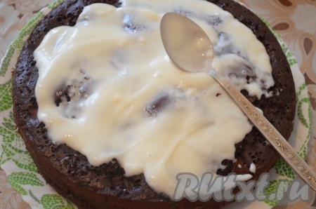 Остывшую вкусную, ароматную шарлотку можно нарезать на кусочки и подавать к столу. А можно сделать вкус этой выпечки ещё более интересным, я взяла 100 грамм чёрного шоколада, растопила его с двумя столовыми ложками молока, разрезала шарлотку на 2 коржа, промазала нижний корж смесью шоколада и молока, сверху выложила второй корж. Шарлотка с яблоками приобрела ещё более шоколадный вкус. Сверху я смазала шарлотку сметанным кремом, смешав 100 грамм сметаны с 2 столовыми ложками сахара.