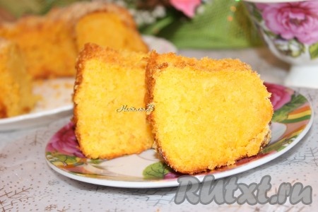 При подаче вкусный, сочный кекс нарезать на порционные  кусочки.
