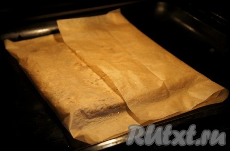 Отправить домашние батончики мюсли запекаться в разогретую до 180 градусов духовку на 20-30 минут.
