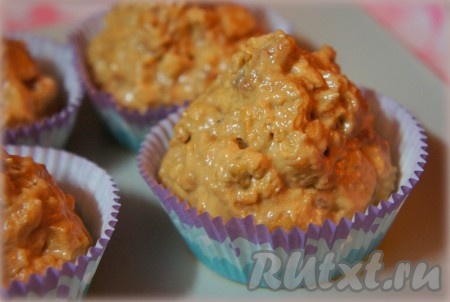 Влажными руками необходимо сформовать мини-муравейники, отправить их охлаждаться, пока мы приготовим шоколадную глазурь.