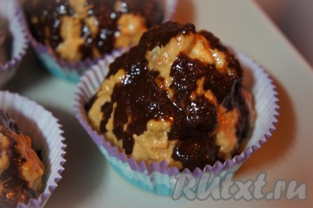 Шоколадной глазурью украсить пирожные и дать им охладиться не менее 2 часов.