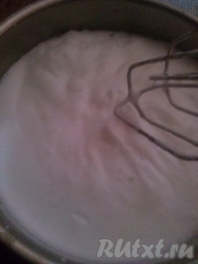 Для того чтобы взбить сливки, предварительно охлаждаем молоко, посуду, венчики.

Пока остывают блины приступаем к приготовлению крема. Сухие сливки высыпаем в посудину, заливаем 150 мл молока и взбиваем. Взбивать сливки нужно на маленькой скорости, после увеличения массы увеличить скорость и взбивать 3-4 минуты.