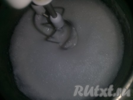 Для того чтобы взбить сливки, предварительно охлаждаем молоко, посуду, венчики. Пока остывают блины приступаем к приготовлению крема. Сухие сливки высыпаем в посудину, заливаем 150 мл молока и взбиваем. Взбивать сливки нужно на маленькой скорости, после увеличения массы увеличить скорость и взбивать 3-4 минуты.