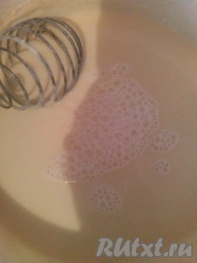 В это время готовим обычные блины. Добавляем все ингредиенты для приготовления блинов и перемешиваем.