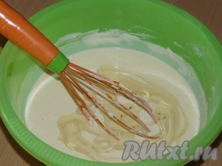 Затем влить в тесто растительное масло и тщательно перемешать.