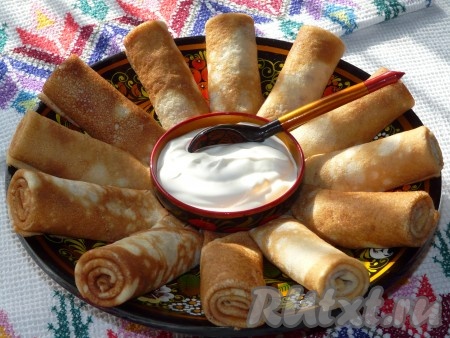 Вкусные, тонкие блины, замешанные на простокваше, подать с маслом или сметаной. А ещё они получаются очень эластичными, поэтому в них можно завернуть сладкие или несладкие начинки. Всем советую приготовить блины по этому простому рецепту!