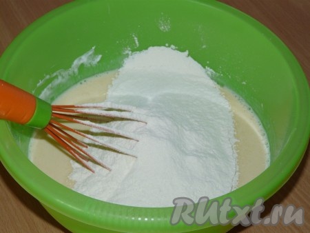 Затем всыпать частями просеянную муку, каждый раз хорошо вмешивая её в тесто.