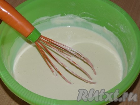 Тесто должно получиться однородным, не густым, но и не очень жидким. Дать тесту отдохнуть в течение 10 минут.