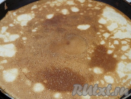 Сковороду хорошо раскалить, перед выпечкой первого блинчика смазать её немного растительным маслом. Влить половник теста, равномерно распределяя его по дну сковородки. Выпекать блинчик с двух сторон до подрумянивания на среднем огне, затем переложить на тарелку. Перемешивая оставшееся тесто перед жаркой очередного блина, постепенно испечь все блинчики. Сковороду я смазываю маслом только перед жаркой первого блина, но нужно ориентироваться на качество покрытия вашей сковороды и при необходимости слегка смазывать её маслом.